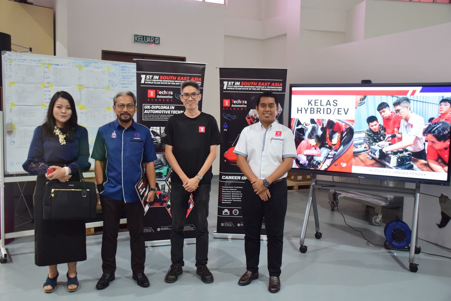 Group photos of Datin Ira Handal Lestari Datuk Mohd Hanafiah Bin Mohd Cassim The permanant secretary of te minstry of science technology and innovation malaysia